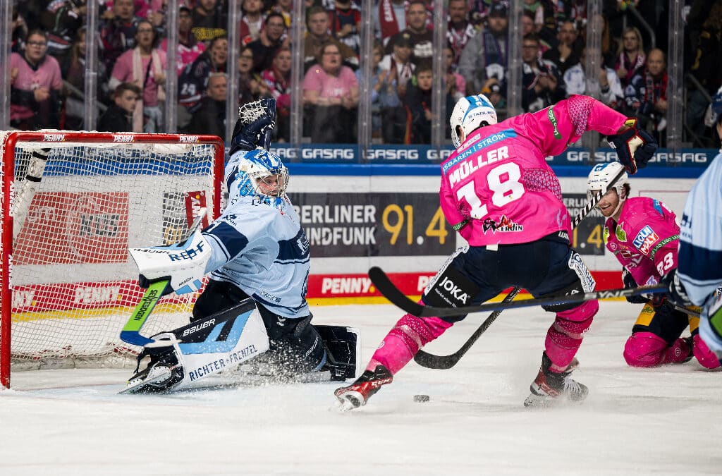 Eisbären Berlin ringen Straubing Tigers erst in der Verlängerung nieder