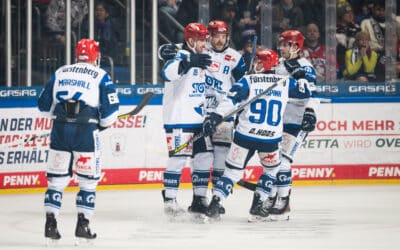 Schwenninger Wild Wings mühen sich gegen Nürnberg Ice Tigers zum Sieg