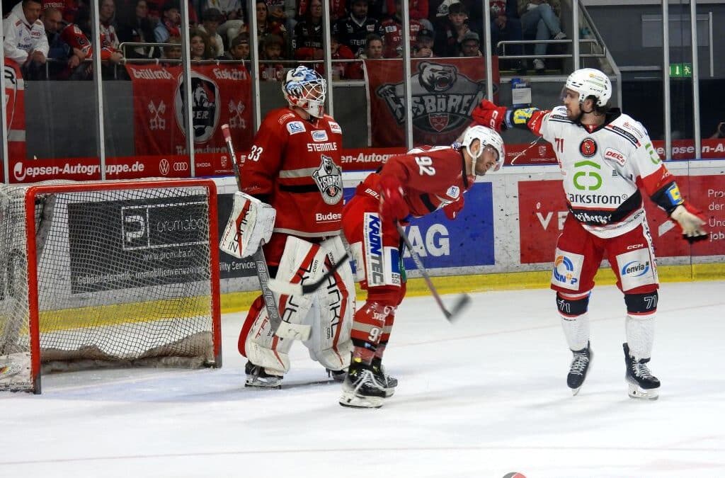 Eispiraten Crimmitschau wehren mit Siegeswillen den ersten Matchpuck von Regensburg ab