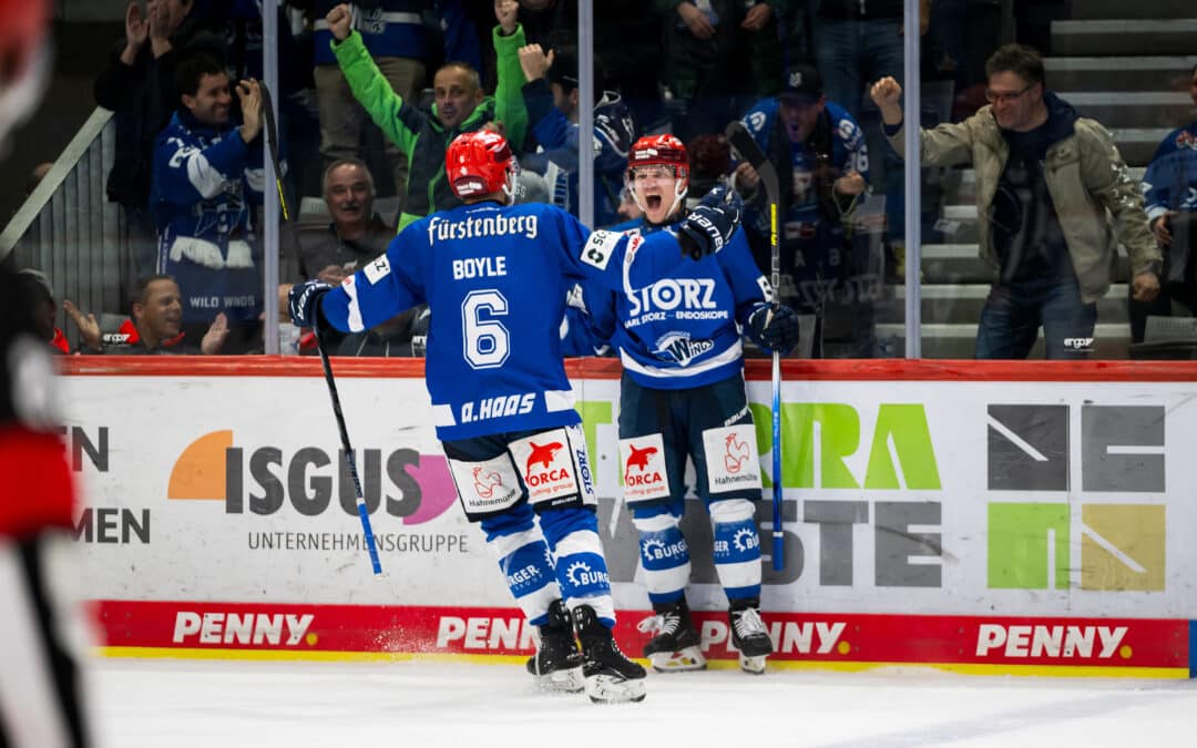 Schwenninger Wild Wings feiern Sieg gegen die Iserlohn Roosters