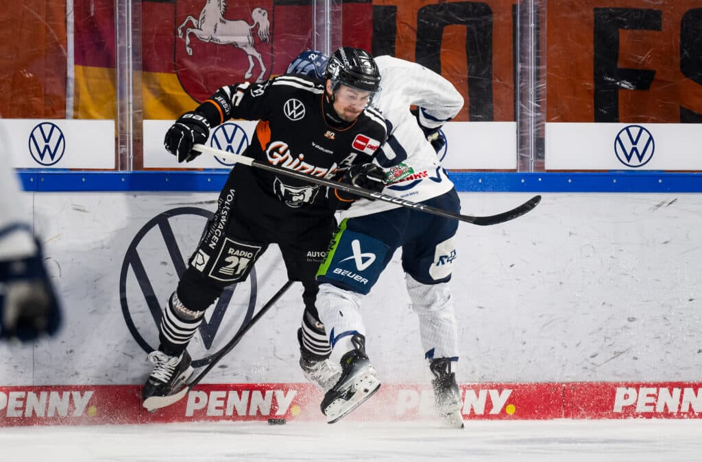 Grizzlys Wolfsburg schießen sich gegen Straubing zurück in die Playoffs